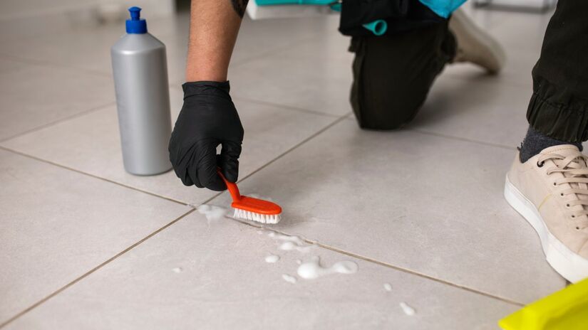 Limpar os rejuntes é fundamental para clarear os azulejos (Foto: Freepik)