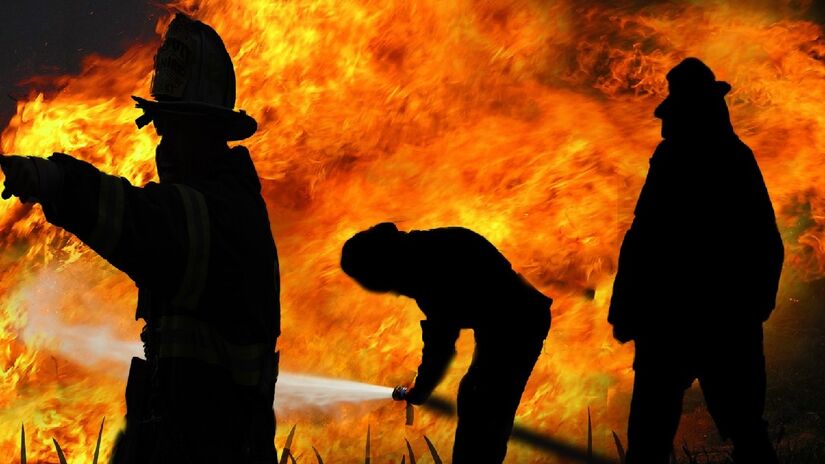 Jogar água em uma panela quente de óleo causará um incêndio. Imagem: PxHere