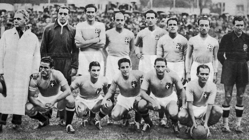 O uniforme branco da Itália, frequentemente utilizado como opção secundária, também tem raízes históricas. A escolha pelo branco remonta às cores cerimoniais da Casa de Savoia, que combinavam azul e branco em faixas, brasões e vestimentas oficiais. 