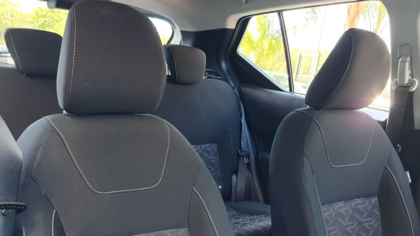Banco do motorista conta com ajustes de altura, traseiro bipartido 60/40 rebatível e dianteiros com tecnologia Zero Gravity.

/Foto: Luiza Kreitlon/AutoMotrix