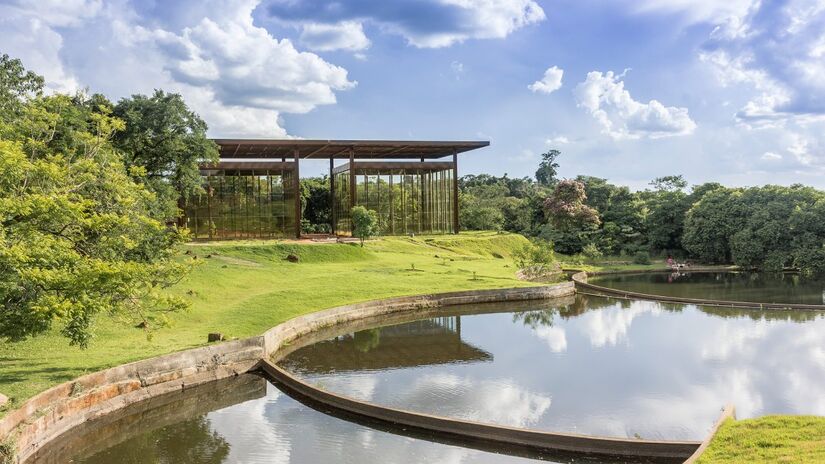 A cidade investe continuamente na preservação de áreas verdes e no desenvolvimento de espaços públicos. Um exemplo disso é o Parque do Lago, que se tornou referência como espaço de convivência e lazer ao ar livre. Foto: Wikimedia Commons