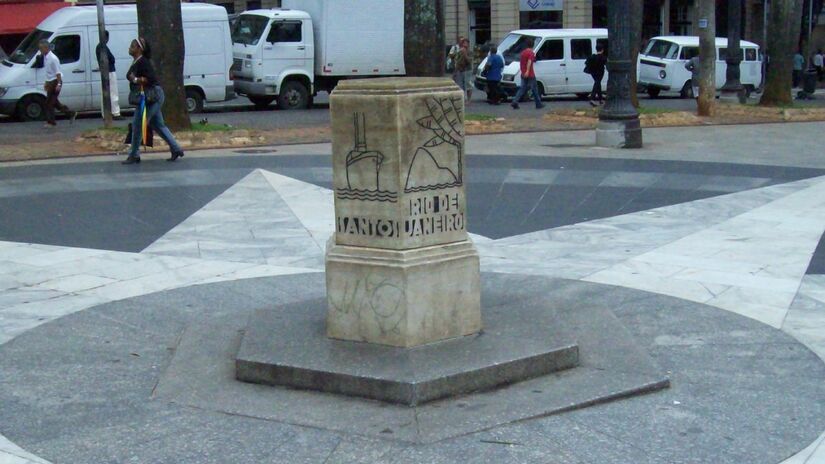 O grande destaque da obra são os adornos nas seis faces do hexágono, esculpidos por Jean Gabriel Villin. Cada face representa um lugar para onde o Marco Zero aponta, com um símbolo que expressava a imagem que os paulistanos tinham dessas regiões nos idos de 1930.