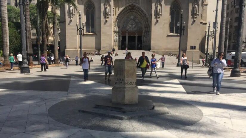 O monumento atual, instalado em frente à Catedral em 1934, é um bloco de mármore (extraído de Cachoeira Paulista) em formato hexagonal. Ele mede 1,13 metro de altura e tem dimensões de 0,70m x 0,70m, apoiado sobre uma base de granito de 0,15m. 