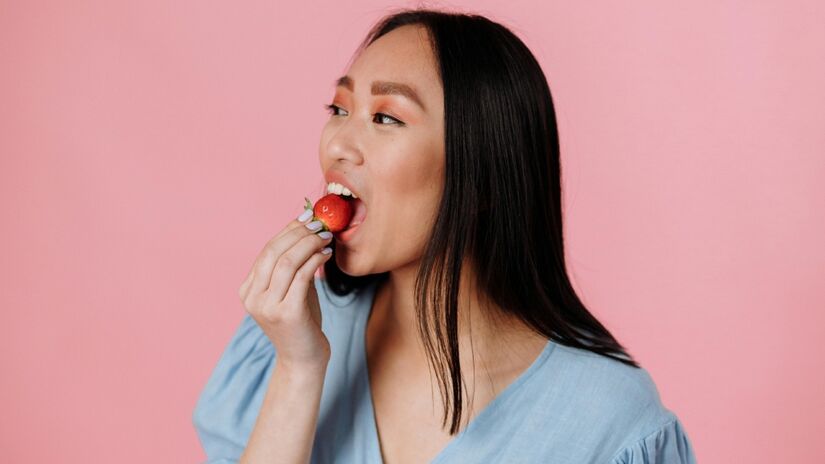 Segundo especialistas em nutrição, a fruta pode ajudar na regulação da pressão arterial graças à combinação de potássio e compostos antioxidantes que favorecem a eliminação do excesso de sódio pelo corpo. Foto: Freepik