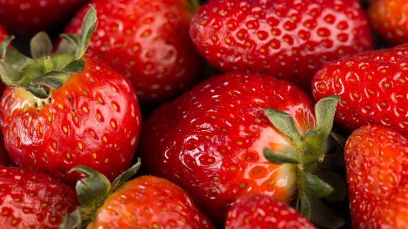 Ricos em antioxidantes, água, fibras e vitamina C, os morangos contribuem para o bom funcionamento do organismo. Foto: Freepik