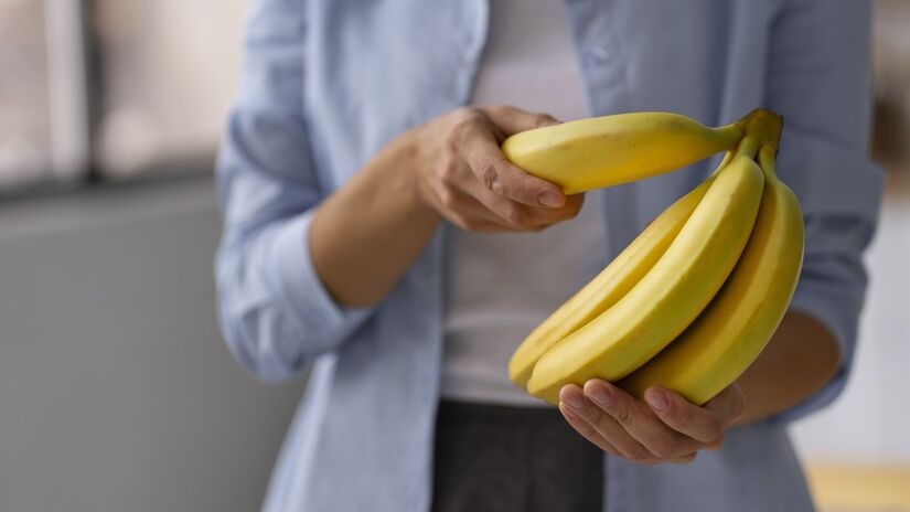 Separe as bananas e envolva o caule de cada uma delas com um pedaço de papel alumínio