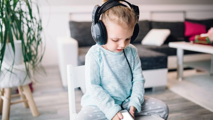 O estudo reforça algo que muitos pais, avós e cuidadores já intuíram ao longo das gerações: a música tem um efeito poderoso na vida dos bebês. (Fotos: Freepik)