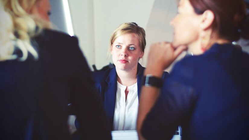 Manter a confiança é essencial em conversas de negócios. Imagem: PxHere