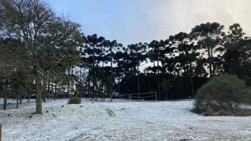 Cenário após geada em Gramado, no interior gaúcho/Divulgação/PMG