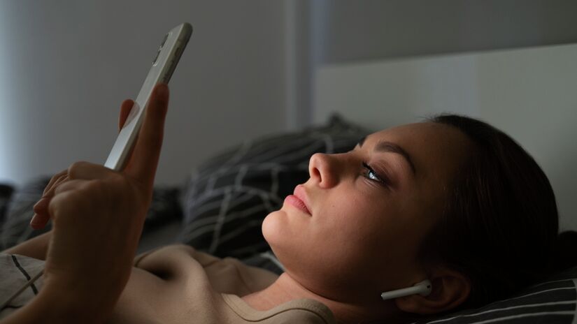 Quando já existe algum grau de dependência, pode ser necessário consultar um psicólogo para iniciar terapia, que pode incluir vários tipos de técnicas para tentar lidar com a ansiedade gerada pela falta do celular, como ioga, meditação guiada ou visualização positiva. Foto: Freepik