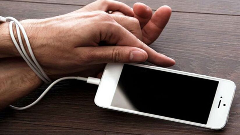 A palavra nomofobia tem origem na expressão inglesa "no mobile phone phobia" usado para descrever a dependência do uso do celular. Foto: Reprodução/Internet