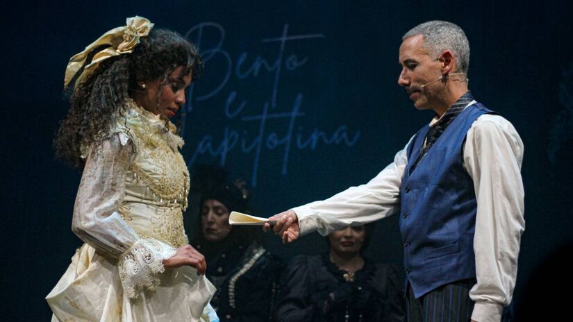 Para a montagem, o trio propôs uma leitura ousada e contemporânea da clássica narrativa de Bentinho, Capitu e Escobar, transpondo o romance para o palco com sensibilidade e vigor. Foto: Hallan Fidellis