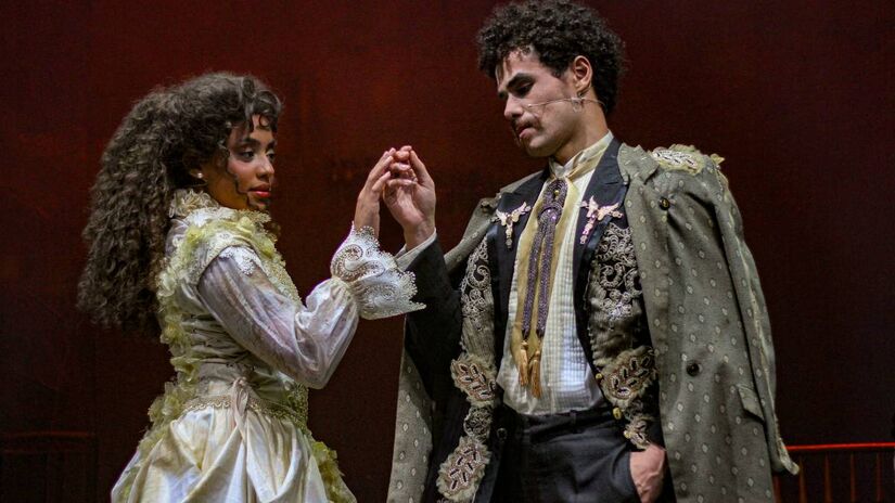 'Dom Casmurro - Musical inspirado na obra de Machado de Assis' retorna aos palcos para seis apresentações, entre terça-feira (20/5) e sábado (24/5), no Sesc Santo Amaro, em São Paulo. Foto: Hallan Fidellis