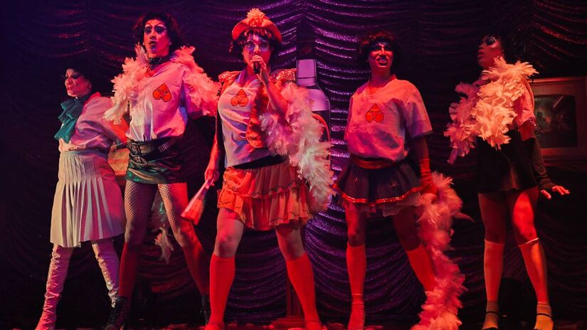 A partir desta terça-feira (27/5), o Espaço Parlapatões, em São Paulo, recebe o espetáculo 'Bodrags Futebol Bar', uma comédia provocadora que une a vibrante cultura drag com a paixão brasileira pelo futebol.