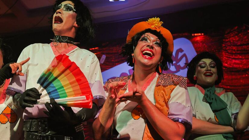 Peça ganha nova força, propondo um encontro potente entre humor, crítica social e resistência, em uma narrativa que questiona estigmas e celebra a diversidade.