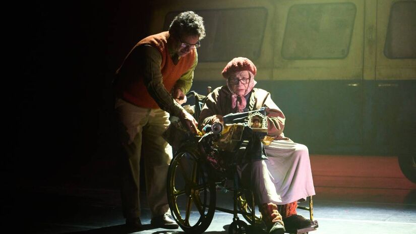 Elenco da peça é composto por outros grandes nomes do teatro brasileiro, além da veterana Nathalia Timberg, como Caco Ciocler, Nilton Bicudo, Duda Mamberti, Roberto Arduin, Lilian Blanc, Noemi Marinho, Cléo De Páris e Lara Córdulla.