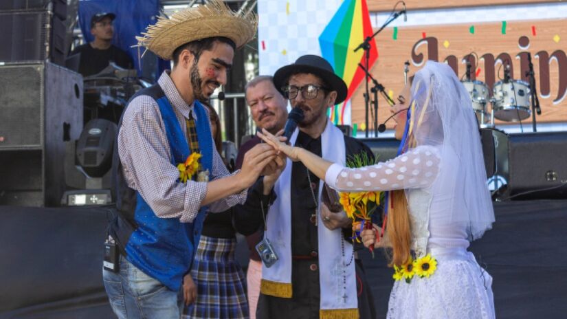 Celebração traz atrações para todas as idades, como shows típicos, barracas de comidas e bebidas tradicionais, jogos juninos, artesanato e muito forró.