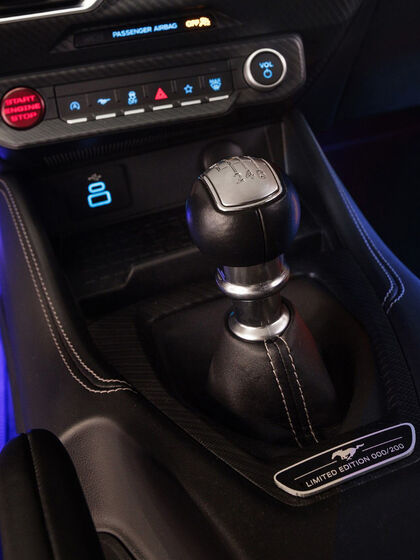 De acordo com a Ford Performance, a nova transmissão manual de 6 marchas permite um controle mais direto da força bruta do motor Coyote 5.0 V8.