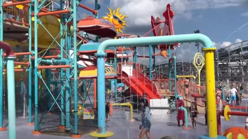 O parque americano conta com mais de 70 atrações, incluindo um zoológico e um carrossel clássico de 1912. Personagens da Hershey's interagem com os visitantes.