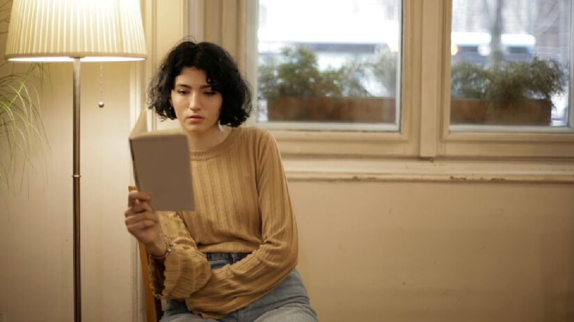 Alguns hobbies, como a leitura, combinam mais com o ambiente doméstico. Imagem: Andrea Piacquadio/Flickr