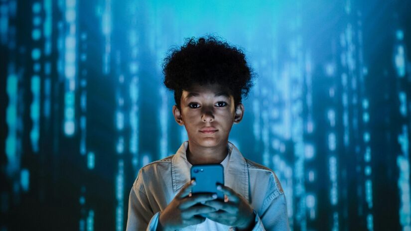 Cérebro em formação, privação de sono e busca por novidades tornam os jovens vulneráveis no ambiente digital.