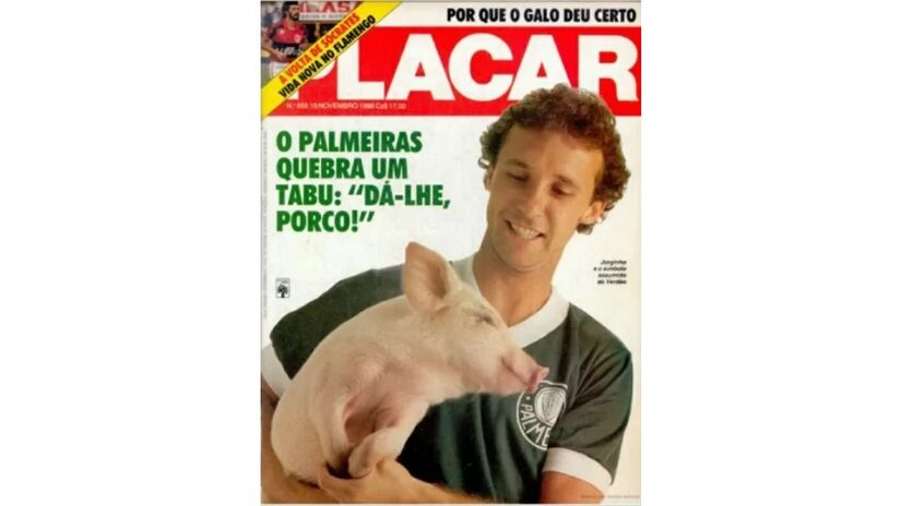 O Palmeiras conviveu com o apelido "porco" de forma negativa por cerca de 17 anos. No entanto, em 1986, uma iniciativa audaciosa buscou transformar o termo em um símbolo positivo para o clube e sua torcida. A revista Placar também ajudou, colocando o jogador Jorginho na capa com um porco, com a manchete "O Palmeiras quebra um tabu: dá-lhe, porco." (Foto: Reprodução/Revista Placar)