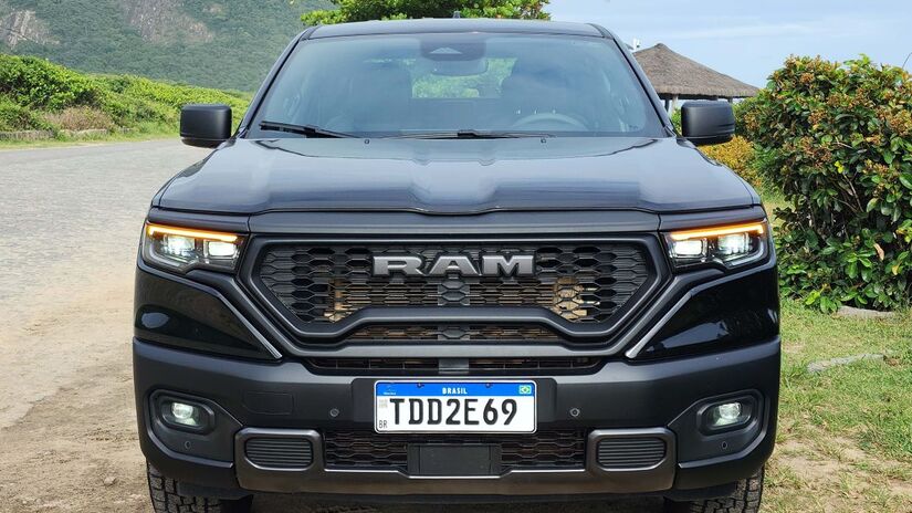 Sem alterações externas visíveis na linha 2025 da Rampage, carro possui capô horizontalizado e aspecto robusto.

/Foto: Luiza Kreitlon/AutoMotrix