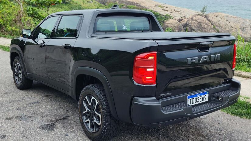 Linha 2025 da Rampage Rebel 2.2 Diesel passou a vir com pneus All Terrain, com carcaça reforçada e escritas laranjas.

/Foto: Luiza Kreitlon/AutoMotrix