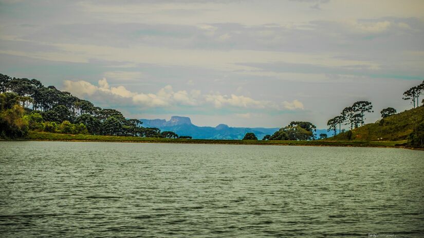São Bento do Sapucaí é cercada pelas montanhas da Serra da Mantiqueira. O turista encontra "uma paisagem interiorana com ar bucólico e encantos naturais, tais quais cachoeiras, solo fértil e o clima", informa o jornal "O Povo". Foto: Wikimedia Commons