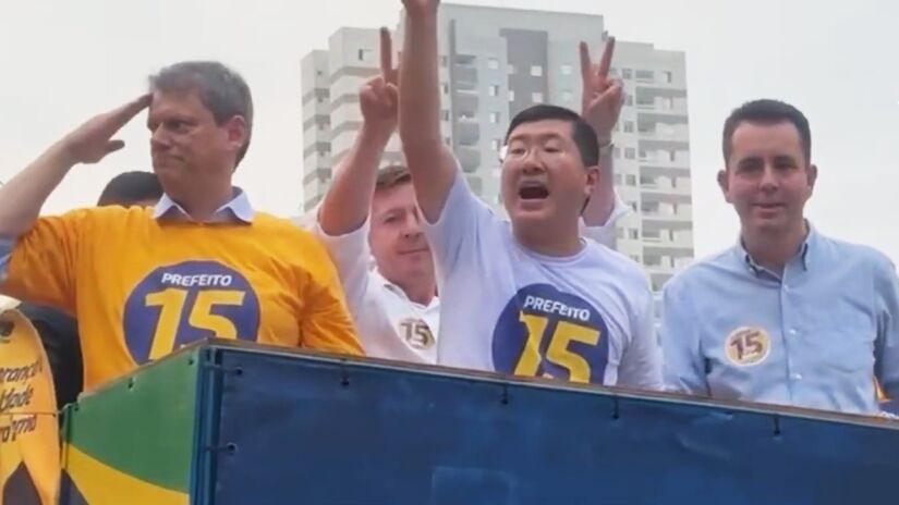 O governador de SP, Tarcísio de Freitas, demonstrou apoio ao candidato Taka Yamauchi, de Diadema, junto com Orlando Morando (ex-prefeito de São Bernardo) e Paulo Serra (ex-prefeito de Santo André) (Foto: Reprodução/Youtube)