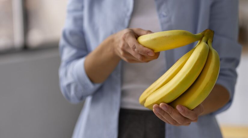 Separe as bananas e envolva o caule de cada uma delas com um pedaço de papel alumínio
