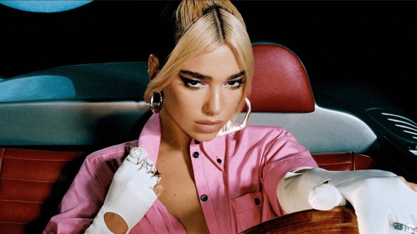 A cantora Dua Lipa se inspirou nessa década para lançar seu álbum "Future Nostalgia" (Foto: Divulgação)