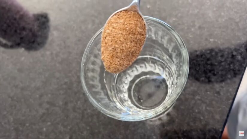 A quantidade ideal para começar a tomar psyllium é de meia colher de chá. Depois, é possível aumentar até 30g (Fotos: Reprodução/Youtube)