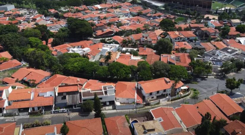 Campinas se destaca pela infraestrutura de qualidade. A cidade abriga hospitais excelentes, universidades renomadas e um dos maiores polos tecnológicos do Brasil.  