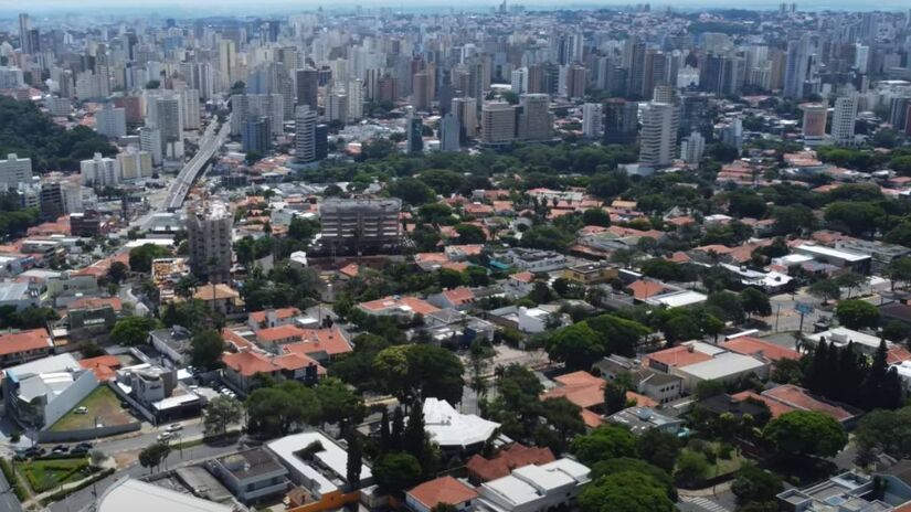 Para quem busca uma cidade com bons serviços e proximidade com São Paulo, Campinas pode ser uma excelente opção, apesar dos desafios financeiros.  Fotos: Reprodução/Youtube/Drone 4k