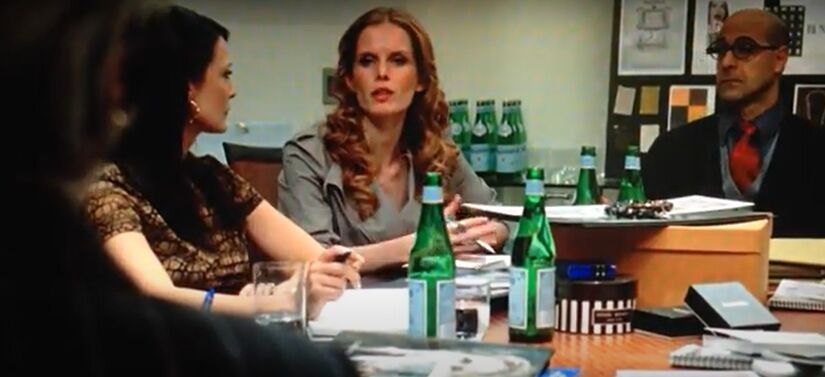 Garrafas de água San Pellegrino durante cena de reunião no filme O Diabo Veste Prada. 