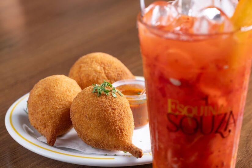 O Esquina do Souza tem as coxinhas de frango com requeijão (R$ 66, com seis unidades), crocantes por fora e molhadinhas por dentro. Recentemente a casa incluiu no menu, a coxinha recheada com bacalhau (R$ 13 a unidade). Fotos: Divulgação