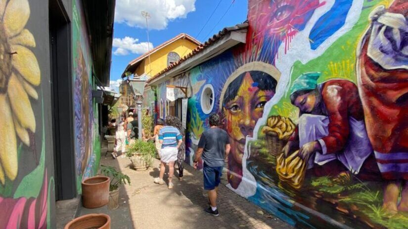 Esse é o Viela das Lavadeiras, que é um pequeno beco com paredes coloridas por flores e grafites localizado em Embu das Artes. Foto: Daniel Villaça