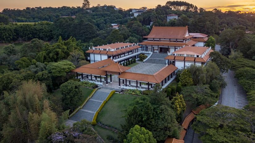 A apenas 35 km da capital paulista, em Cotia, o Templo Zu Lai é o primeiro monastério da ordem Fo Guang Shan na América Latina. Foto: Wikimedia Commons