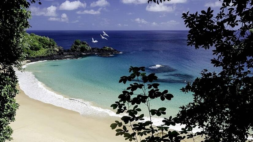 Baía do Sancho, em Fernando de Noronha, no Pernambuco, ficou em 25&ordm; lugar.
Foto: Wikipedia Commons