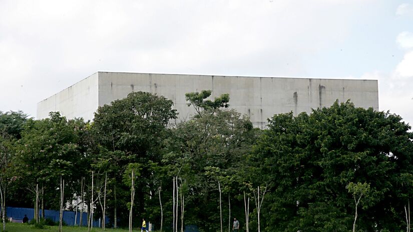 A mata do Campus rodeia e toma conta do terreno dos prédios (Foto: Thiago Neme/Gazeta de S. Paulo)