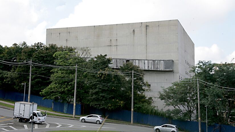 O prédio do Centro de Convenções tem 36 mil m&#xB2; e acumula lodo em sua estrutura (Foto: Thiago Neme/Gazeta de S. Paulo)