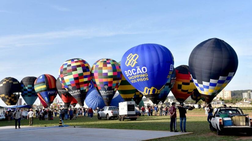O evento é gratuito e contará com mais de 20 balões que irão colorir o céu da cidade, e promete encantar o público de todas as idades.
Copa do Brasil de Balonismo Rio Claro/Divulgação-PMRC