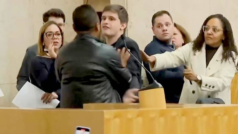 Seguranças da Câmara e do vereador também pegaram Gil pelo colarinho, começando uma confusão generalizada.
Reprodução/Tv Globo