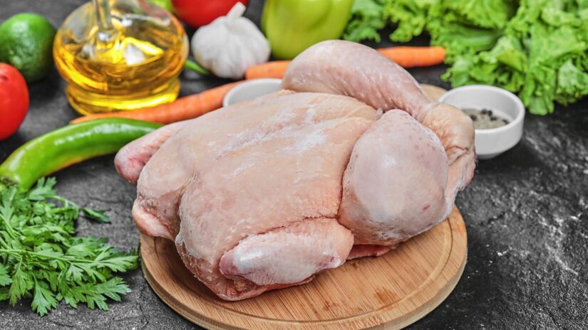 O tamanho impede que o ar quente circule por igual, o que pode deixar a carne mal cozida (Fotos: Freepik)