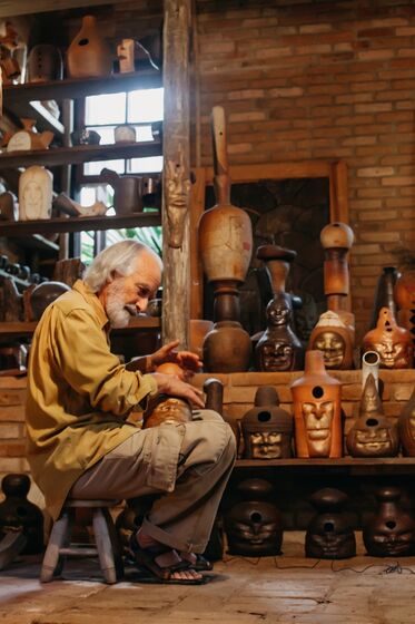 Durante todo o Festival, o público poderá visitar a exposição René Le Denmat  "Torneando Histórias", na Casa do Artesão.