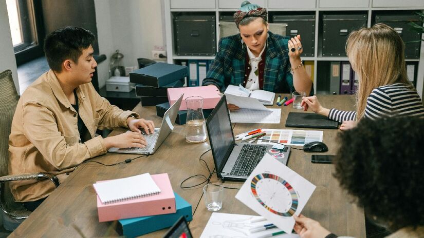 Empresas podem sofrer prejuízo com o uso indiscriminado das IAs. Imagem: Pexels 
