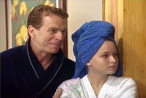 O caos, assim, estará instaurado; desesperada, Estela buscará o apoio da irmã, Diná, mas não imagina que o conflito está longe de terminar. Fotos: Reprodução/TV Globo