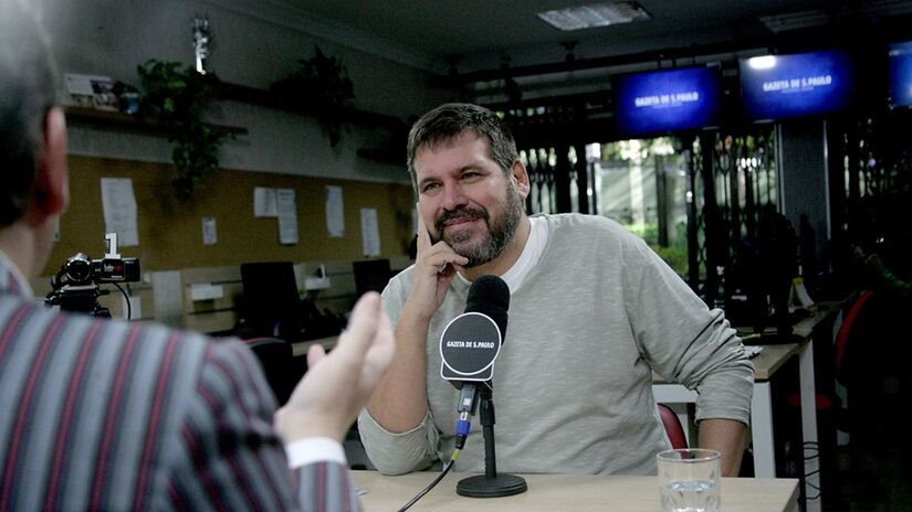 O cantor e compositor Aymeric, durante participação no podcast Direto da Gazeta/Thiago Neme/Gazeta de S. Paulo