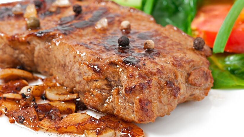 Ingredientes com molho acabam escorrendo pelos furos da cesta, que foi feita para permitir a passagem de ar
